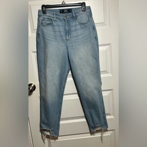 Hollister Curvy Ultra High Rise Mom Jeans Light Wash Raw Hem    28X27 Distressed
